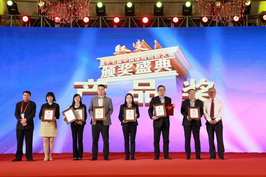 1672821106540911AJkX.jpg 2022中韩人寿尊耀一生(臻享版)终身寿险荣获年度推荐终身寿险保险产品(领奖图片).jpg